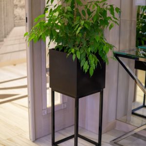 Kwietnik metalowy – czarny – loft 26,5×26,5×70